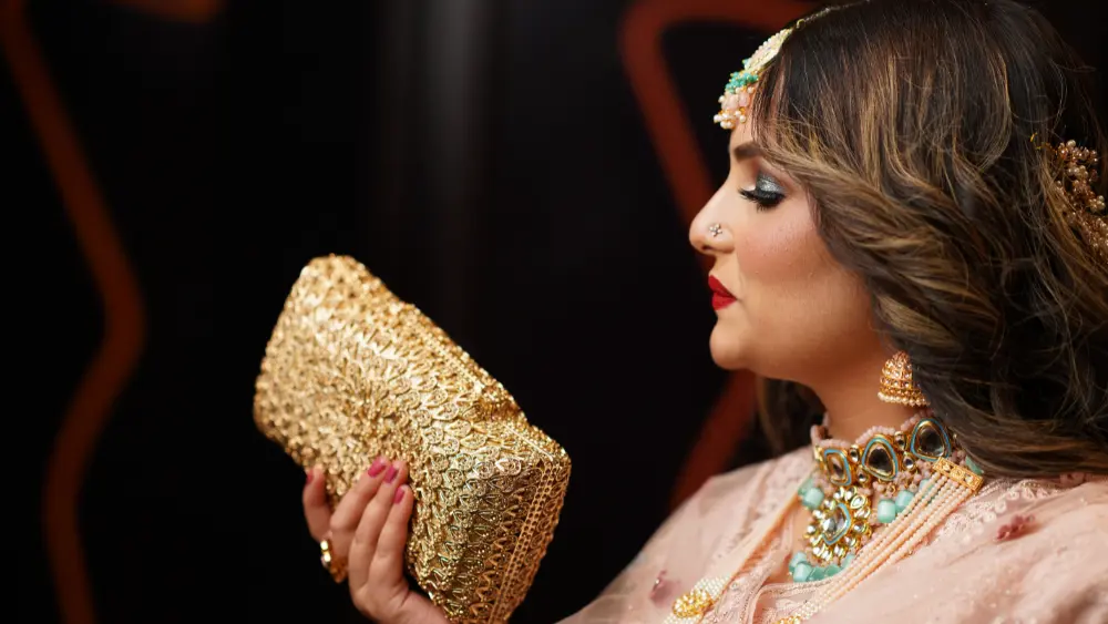 woman-with-clutch