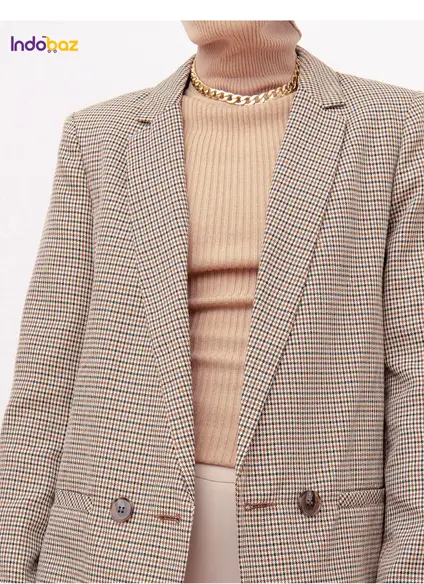 A man wearing a pastel linen blazer walking